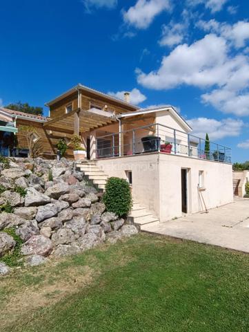 Découvrez cette maison d'architecte exceptionnelle construite en 2009, nichée au cœur d'un magnifique parc arboré de 18 683 m² avec une vue époustouflante sur les Pyrénées.

Avec ses 220 m² habitables, cette demeure spacieuse et lumineuse comprend un vaste séjour de 55 m², une cuisine semi-ouverte avec cellier, deux salles de bains, et quatre chambres, dont une belle suite parentale au rez-de-chaussée. À l'étage, vous trouverez une chambre, une salle d'eau, un bureau, et un WC, formant un espace qui pourrait être transformé en une seconde grande suite parentale avec balcon.

Un appartement indépendant, doté d'une cuisine, véranda, chambre, salle d'eau et toilettes, offre une solution idéale pour accueillir vos proches ou pour être loué en tant que gîte indépendant, vous garantissant ainsi un revenu supplémentaire.

Les immenses baies vitrées inondent la maison de lumière naturelle, vous permettant de profiter du paysage enchanteur en toute saison.

À l'extérieur, une terrasse couverte vous invite à savourer des repas en plein air, tandis que la piscine avec ses plages carrelées est parfaite pour des moments de détente estivale.

Les actuels propriétaires ont développé un magnifique verger, comprenant une multitude d'arbres fruitiers, une oliveraie de 150 arbres ainsi que 15 chênes truffiers, ajoutant encore au charme et à la valeur de cette propriété unique.

La propriété dispose également d'un vaste garage de plus de 100 m², idéal pour un atelier, d'une grande buanderie et d'une pièce dédiée au repassage ou au rangement.

Située en campagne, cette maison offre un véritable havre de paix, à l'abri du bruit et du stress, tout en restant à proximité des commodités et des services.

Ne manquez pas cette opportunité unique de devenir propriétaire d'une maison d'architecte exceptionnelle et laissez vous séduire par son charme inégalé.