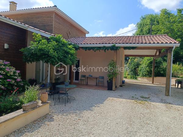 Découvrez cette maison d'architecte exceptionnelle construite en 2009, nichée au cœur d'un magnifique parc arboré de 18 683 m² avec une vue époustouflante sur les Pyrénées.

Avec ses 220 m² habitables, cette demeure spacieuse et lumineuse comprend un vaste séjour de 55 m², une cuisine semi-ouverte avec cellier, deux salles de bains, et quatre chambres, dont une belle suite parentale au rez-de-chaussée. À l'étage, vous trouverez une chambre, une salle d'eau, un bureau, et un WC, formant un espace qui pourrait être transformé en une seconde grande suite parentale avec balcon.

Un appartement indépendant, doté d'une cuisine, véranda, chambre, salle d'eau et toilettes, offre une solution idéale pour accueillir vos proches ou pour être loué en tant que gîte indépendant, vous garantissant ainsi un revenu supplémentaire.

Les immenses baies vitrées inondent la maison de lumière naturelle, vous permettant de profiter du paysage enchanteur en toute saison.

À l'extérieur, une terrasse couverte vous invite à savourer des repas en plein air, tandis que la piscine avec ses plages carrelées est parfaite pour des moments de détente estivale.

Les actuels propriétaires ont développé un magnifique verger, comprenant une multitude d'arbres fruitiers, une oliveraie de 150 arbres ainsi que 15 chênes truffiers, ajoutant encore au charme et à la valeur de cette propriété unique.

La propriété dispose également d'un vaste garage de plus de 100 m², idéal pour un atelier, d'une grande buanderie et d'une pièce dédiée au repassage ou au rangement.

Située en campagne, cette maison offre un véritable havre de paix, à l'abri du bruit et du stress, tout en restant à proximité des commodités et des services.

Ne manquez pas cette opportunité unique de devenir propriétaire d'une maison d'architecte exceptionnelle et laissez vous séduire par son charme inégalé.