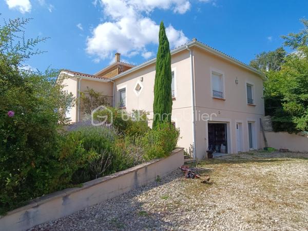 Découvrez cette maison d'architecte exceptionnelle construite en 2009, nichée au cœur d'un magnifique parc arboré de 18 683 m² avec une vue époustouflante sur les Pyrénées.

Avec ses 220 m² habitables, cette demeure spacieuse et lumineuse comprend un vaste séjour de 55 m², une cuisine semi-ouverte avec cellier, deux salles de bains, et quatre chambres, dont une belle suite parentale au rez-de-chaussée. À l'étage, vous trouverez une chambre, une salle d'eau, un bureau, et un WC, formant un espace qui pourrait être transformé en une seconde grande suite parentale avec balcon.

Un appartement indépendant, doté d'une cuisine, véranda, chambre, salle d'eau et toilettes, offre une solution idéale pour accueillir vos proches ou pour être loué en tant que gîte indépendant, vous garantissant ainsi un revenu supplémentaire.

Les immenses baies vitrées inondent la maison de lumière naturelle, vous permettant de profiter du paysage enchanteur en toute saison.

À l'extérieur, une terrasse couverte vous invite à savourer des repas en plein air, tandis que la piscine avec ses plages carrelées est parfaite pour des moments de détente estivale.

Les actuels propriétaires ont développé un magnifique verger, comprenant une multitude d'arbres fruitiers, une oliveraie de 150 arbres ainsi que 15 chênes truffiers, ajoutant encore au charme et à la valeur de cette propriété unique.

La propriété dispose également d'un vaste garage de plus de 100 m², idéal pour un atelier, d'une grande buanderie et d'une pièce dédiée au repassage ou au rangement.

Située en campagne, cette maison offre un véritable havre de paix, à l'abri du bruit et du stress, tout en restant à proximité des commodités et des services.

Ne manquez pas cette opportunité unique de devenir propriétaire d'une maison d'architecte exceptionnelle et laissez vous séduire par son charme inégalé.