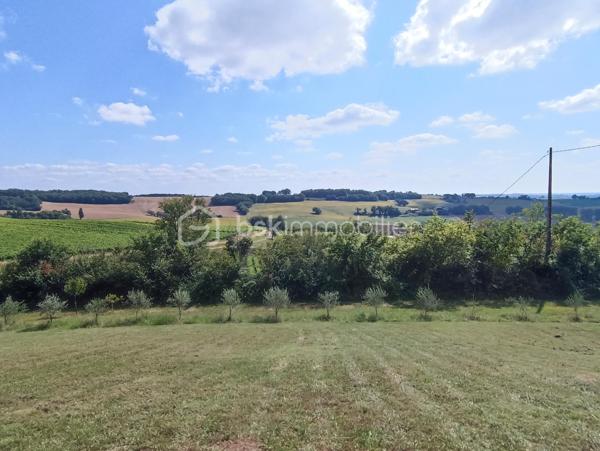 Découvrez cette maison d'architecte exceptionnelle construite en 2009, nichée au cœur d'un magnifique parc arboré de 18 683 m² avec une vue époustouflante sur les Pyrénées.

Avec ses 220 m² habitables, cette demeure spacieuse et lumineuse comprend un vaste séjour de 55 m², une cuisine semi-ouverte avec cellier, deux salles de bains, et quatre chambres, dont une belle suite parentale au rez-de-chaussée. À l'étage, vous trouverez une chambre, une salle d'eau, un bureau, et un WC, formant un espace qui pourrait être transformé en une seconde grande suite parentale avec balcon.

Un appartement indépendant, doté d'une cuisine, véranda, chambre, salle d'eau et toilettes, offre une solution idéale pour accueillir vos proches ou pour être loué en tant que gîte indépendant, vous garantissant ainsi un revenu supplémentaire.

Les immenses baies vitrées inondent la maison de lumière naturelle, vous permettant de profiter du paysage enchanteur en toute saison.

À l'extérieur, une terrasse couverte vous invite à savourer des repas en plein air, tandis que la piscine avec ses plages carrelées est parfaite pour des moments de détente estivale.

Les actuels propriétaires ont développé un magnifique verger, comprenant une multitude d'arbres fruitiers, une oliveraie de 150 arbres ainsi que 15 chênes truffiers, ajoutant encore au charme et à la valeur de cette propriété unique.

La propriété dispose également d'un vaste garage de plus de 100 m², idéal pour un atelier, d'une grande buanderie et d'une pièce dédiée au repassage ou au rangement.

Située en campagne, cette maison offre un véritable havre de paix, à l'abri du bruit et du stress, tout en restant à proximité des commodités et des services.

Ne manquez pas cette opportunité unique de devenir propriétaire d'une maison d'architecte exceptionnelle et laissez vous séduire par son charme inégalé.
