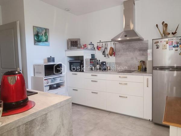 Découvrez cette maison d'architecte exceptionnelle construite en 2009, nichée au cœur d'un magnifique parc arboré de 18 683 m² avec une vue époustouflante sur les Pyrénées.

Avec ses 220 m² habitables, cette demeure spacieuse et lumineuse comprend un vaste séjour de 55 m², une cuisine semi-ouverte avec cellier, deux salles de bains, et quatre chambres, dont une belle suite parentale au rez-de-chaussée. À l'étage, vous trouverez une chambre, une salle d'eau, un bureau, et un WC, formant un espace qui pourrait être transformé en une seconde grande suite parentale avec balcon.

Un appartement indépendant, doté d'une cuisine, véranda, chambre, salle d'eau et toilettes, offre une solution idéale pour accueillir vos proches ou pour être loué en tant que gîte indépendant, vous garantissant ainsi un revenu supplémentaire.

Les immenses baies vitrées inondent la maison de lumière naturelle, vous permettant de profiter du paysage enchanteur en toute saison.

À l'extérieur, une terrasse couverte vous invite à savourer des repas en plein air, tandis que la piscine avec ses plages carrelées est parfaite pour des moments de détente estivale.

Les actuels propriétaires ont développé un magnifique verger, comprenant une multitude d'arbres fruitiers, une oliveraie de 150 arbres ainsi que 15 chênes truffiers, ajoutant encore au charme et à la valeur de cette propriété unique.

La propriété dispose également d'un vaste garage de plus de 100 m², idéal pour un atelier, d'une grande buanderie et d'une pièce dédiée au repassage ou au rangement.

Située en campagne, cette maison offre un véritable havre de paix, à l'abri du bruit et du stress, tout en restant à proximité des commodités et des services.

Ne manquez pas cette opportunité unique de devenir propriétaire d'une maison d'architecte exceptionnelle et laissez vous séduire par son charme inégalé.