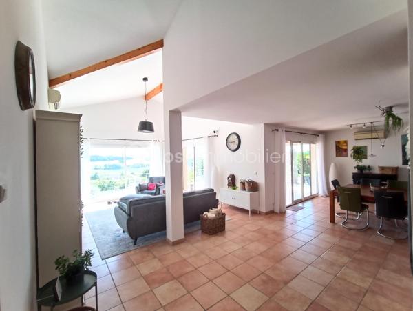 Découvrez cette maison d'architecte exceptionnelle construite en 2009, nichée au cœur d'un magnifique parc arboré de 18 683 m² avec une vue époustouflante sur les Pyrénées.

Avec ses 220 m² habitables, cette demeure spacieuse et lumineuse comprend un vaste séjour de 55 m², une cuisine semi-ouverte avec cellier, deux salles de bains, et quatre chambres, dont une belle suite parentale au rez-de-chaussée. À l'étage, vous trouverez une chambre, une salle d'eau, un bureau, et un WC, formant un espace qui pourrait être transformé en une seconde grande suite parentale avec balcon.

Un appartement indépendant, doté d'une cuisine, véranda, chambre, salle d'eau et toilettes, offre une solution idéale pour accueillir vos proches ou pour être loué en tant que gîte indépendant, vous garantissant ainsi un revenu supplémentaire.

Les immenses baies vitrées inondent la maison de lumière naturelle, vous permettant de profiter du paysage enchanteur en toute saison.

À l'extérieur, une terrasse couverte vous invite à savourer des repas en plein air, tandis que la piscine avec ses plages carrelées est parfaite pour des moments de détente estivale.

Les actuels propriétaires ont développé un magnifique verger, comprenant une multitude d'arbres fruitiers, une oliveraie de 150 arbres ainsi que 15 chênes truffiers, ajoutant encore au charme et à la valeur de cette propriété unique.

La propriété dispose également d'un vaste garage de plus de 100 m², idéal pour un atelier, d'une grande buanderie et d'une pièce dédiée au repassage ou au rangement.

Située en campagne, cette maison offre un véritable havre de paix, à l'abri du bruit et du stress, tout en restant à proximité des commodités et des services.

Ne manquez pas cette opportunité unique de devenir propriétaire d'une maison d'architecte exceptionnelle et laissez vous séduire par son charme inégalé.