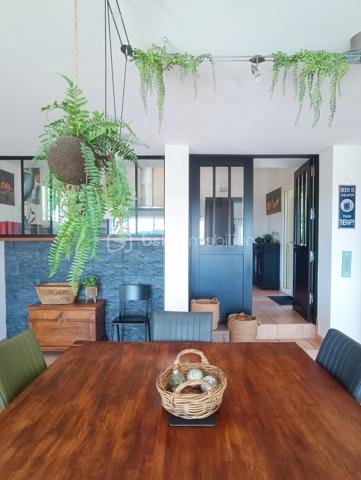 Découvrez cette maison d'architecte exceptionnelle construite en 2009, nichée au cœur d'un magnifique parc arboré de 18 683 m² avec une vue époustouflante sur les Pyrénées.

Avec ses 220 m² habitables, cette demeure spacieuse et lumineuse comprend un vaste séjour de 55 m², une cuisine semi-ouverte avec cellier, deux salles de bains, et quatre chambres, dont une belle suite parentale au rez-de-chaussée. À l'étage, vous trouverez une chambre, une salle d'eau, un bureau, et un WC, formant un espace qui pourrait être transformé en une seconde grande suite parentale avec balcon.

Un appartement indépendant, doté d'une cuisine, véranda, chambre, salle d'eau et toilettes, offre une solution idéale pour accueillir vos proches ou pour être loué en tant que gîte indépendant, vous garantissant ainsi un revenu supplémentaire.

Les immenses baies vitrées inondent la maison de lumière naturelle, vous permettant de profiter du paysage enchanteur en toute saison.

À l'extérieur, une terrasse couverte vous invite à savourer des repas en plein air, tandis que la piscine avec ses plages carrelées est parfaite pour des moments de détente estivale.

Les actuels propriétaires ont développé un magnifique verger, comprenant une multitude d'arbres fruitiers, une oliveraie de 150 arbres ainsi que 15 chênes truffiers, ajoutant encore au charme et à la valeur de cette propriété unique.

La propriété dispose également d'un vaste garage de plus de 100 m², idéal pour un atelier, d'une grande buanderie et d'une pièce dédiée au repassage ou au rangement.

Située en campagne, cette maison offre un véritable havre de paix, à l'abri du bruit et du stress, tout en restant à proximité des commodités et des services.

Ne manquez pas cette opportunité unique de devenir propriétaire d'une maison d'architecte exceptionnelle et laissez vous séduire par son charme inégalé.