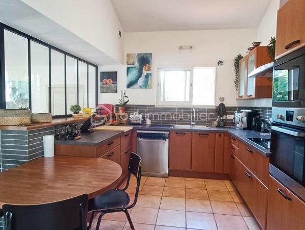 Découvrez cette maison d'architecte exceptionnelle construite en 2009, nichée au cœur d'un magnifique parc arboré de 18 683 m² avec une vue époustouflante sur les Pyrénées.

Avec ses 220 m² habitables, cette demeure spacieuse et lumineuse comprend un vaste séjour de 55 m², une cuisine semi-ouverte avec cellier, deux salles de bains, et quatre chambres, dont une belle suite parentale au rez-de-chaussée. À l'étage, vous trouverez une chambre, une salle d'eau, un bureau, et un WC, formant un espace qui pourrait être transformé en une seconde grande suite parentale avec balcon.

Un appartement indépendant, doté d'une cuisine, véranda, chambre, salle d'eau et toilettes, offre une solution idéale pour accueillir vos proches ou pour être loué en tant que gîte indépendant, vous garantissant ainsi un revenu supplémentaire.

Les immenses baies vitrées inondent la maison de lumière naturelle, vous permettant de profiter du paysage enchanteur en toute saison.

À l'extérieur, une terrasse couverte vous invite à savourer des repas en plein air, tandis que la piscine avec ses plages carrelées est parfaite pour des moments de détente estivale.

Les actuels propriétaires ont développé un magnifique verger, comprenant une multitude d'arbres fruitiers, une oliveraie de 150 arbres ainsi que 15 chênes truffiers, ajoutant encore au charme et à la valeur de cette propriété unique.

La propriété dispose également d'un vaste garage de plus de 100 m², idéal pour un atelier, d'une grande buanderie et d'une pièce dédiée au repassage ou au rangement.

Située en campagne, cette maison offre un véritable havre de paix, à l'abri du bruit et du stress, tout en restant à proximité des commodités et des services.

Ne manquez pas cette opportunité unique de devenir propriétaire d'une maison d'architecte exceptionnelle et laissez vous séduire par son charme inégalé.