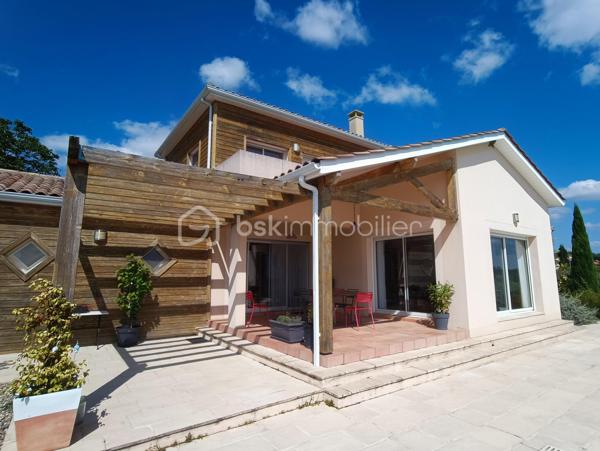 Découvrez cette maison d'architecte exceptionnelle construite en 2009, nichée au cœur d'un magnifique parc arboré de 18 683 m² avec une vue époustouflante sur les Pyrénées.

Avec ses 220 m² habitables, cette demeure spacieuse et lumineuse comprend un vaste séjour de 55 m², une cuisine semi-ouverte avec cellier, deux salles de bains, et quatre chambres, dont une belle suite parentale au rez-de-chaussée. À l'étage, vous trouverez une chambre, une salle d'eau, un bureau, et un WC, formant un espace qui pourrait être transformé en une seconde grande suite parentale avec balcon.

Un appartement indépendant, doté d'une cuisine, véranda, chambre, salle d'eau et toilettes, offre une solution idéale pour accueillir vos proches ou pour être loué en tant que gîte indépendant, vous garantissant ainsi un revenu supplémentaire.

Les immenses baies vitrées inondent la maison de lumière naturelle, vous permettant de profiter du paysage enchanteur en toute saison.

À l'extérieur, une terrasse couverte vous invite à savourer des repas en plein air, tandis que la piscine avec ses plages carrelées est parfaite pour des moments de détente estivale.

Les actuels propriétaires ont développé un magnifique verger, comprenant une multitude d'arbres fruitiers, une oliveraie de 150 arbres ainsi que 15 chênes truffiers, ajoutant encore au charme et à la valeur de cette propriété unique.

La propriété dispose également d'un vaste garage de plus de 100 m², idéal pour un atelier, d'une grande buanderie et d'une pièce dédiée au repassage ou au rangement.

Située en campagne, cette maison offre un véritable havre de paix, à l'abri du bruit et du stress, tout en restant à proximité des commodités et des services.

Ne manquez pas cette opportunité unique de devenir propriétaire d'une maison d'architecte exceptionnelle et laissez vous séduire par son charme inégalé.