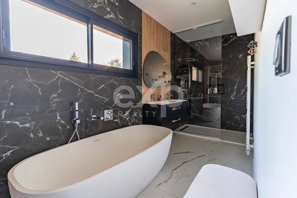 Maison contemporaine avec vue imprenable piscine