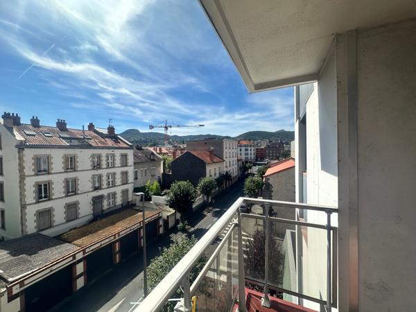 En hyper centre, appartement de type 3 avec balcon