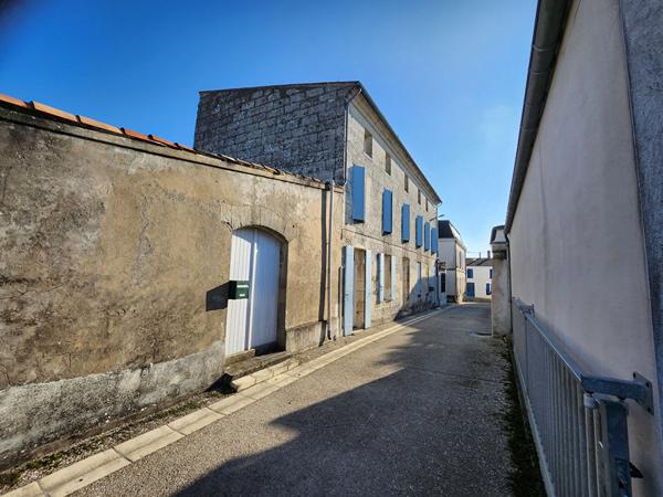 A vendre, St Fort pres de Mortagne sur Gironde, maison de ville, 136 m2,