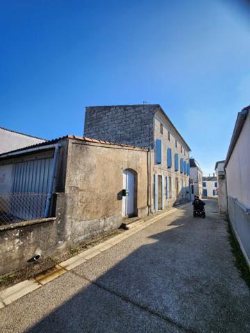 A vendre, St Fort pres de Mortagne sur Gironde, maison de ville, 136 m2,