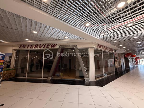 Donnez à votre activité l'adresse qu'elle mérite !

Implantez votre entreprise dans un emplacement stratégique, au cœur de la galerie marchande du Carrefour Express, bénéficiant d'un flux quotidien de clientèle.
Situé juste en face de l'entrée du supermarché, ce local commercial d'environ 90 m² offre une visibilité exceptionnelle grâce à sa large façade vitrée, idéale pour mettre en valeur votre enseigne et attirer naturellement les clients.
Spacieux, lumineux et facilement modulable, il offre de nombreuses possibilités d'aménagement pour s'adapter à votre projet professionnel.
Un local aux multiples possibilités

Ce bien est particulièrement adapté à la création d'un espace dédié à la beauté et au bien-être, permettant de réunir plusieurs professionnels sous un même toit :

- Salon de coiffure,
- Institut de beauté,
- Onglerie,
- Massage bien-être,
- Maquillage permanent,
- Extension de cils,
- Soins esthétiques...

Il conviendra également parfaitement à de nombreuses autres activités commerciales ou de services telles que :

- Agence de voyages,
- Boutique de prêt-à-porter,
- Librairie ou papeterie,
- Boutique de décoration,
- Concept store,
- Fleuriste,
- Cabinet d'assurances,
- Courtier,
- Showroom,
- Cabinet de décoration d'intérieur ou toute autre activité recevant du public (sous réserve du règlement de copropriété).

Les atouts du bien

* Emplacement n°1 face à l'entrée du Carrefour Express
* Environ 90 m² de surface
* Grande façade vitrée offrant une visibilité optimale
* Local lumineux et facilement réaménageable
* Nombreuses possibilités d'exploitation
* Parking gratuit à proximité immédiate
* Local libre de toute occupation
Une opportunité rare pour les professionnels souhaitant développer leur activité dans un environnement commerçant dynamique, avec une visibilité immédiate et un fort potentiel de fréquentation.

Contactez-moi dès aujourd'hui pour obtenir plus d'informations ou organiser une visite.