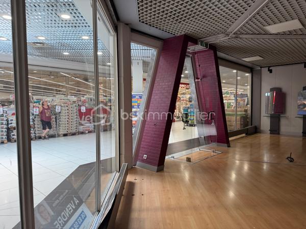 Donnez à votre activité l'adresse qu'elle mérite !

Implantez votre entreprise dans un emplacement stratégique, au cœur de la galerie marchande du Carrefour Express, bénéficiant d'un flux quotidien de clientèle.
Situé juste en face de l'entrée du supermarché, ce local commercial d'environ 90 m² offre une visibilité exceptionnelle grâce à sa large façade vitrée, idéale pour mettre en valeur votre enseigne et attirer naturellement les clients.
Spacieux, lumineux et facilement modulable, il offre de nombreuses possibilités d'aménagement pour s'adapter à votre projet professionnel.
Un local aux multiples possibilités

Ce bien est particulièrement adapté à la création d'un espace dédié à la beauté et au bien-être, permettant de réunir plusieurs professionnels sous un même toit :

- Salon de coiffure,
- Institut de beauté,
- Onglerie,
- Massage bien-être,
- Maquillage permanent,
- Extension de cils,
- Soins esthétiques...

Il conviendra également parfaitement à de nombreuses autres activités commerciales ou de services telles que :

- Agence de voyages,
- Boutique de prêt-à-porter,
- Librairie ou papeterie,
- Boutique de décoration,
- Concept store,
- Fleuriste,
- Cabinet d'assurances,
- Courtier,
- Showroom,
- Cabinet de décoration d'intérieur ou toute autre activité recevant du public (sous réserve du règlement de copropriété).

Les atouts du bien

* Emplacement n°1 face à l'entrée du Carrefour Express
* Environ 90 m² de surface
* Grande façade vitrée offrant une visibilité optimale
* Local lumineux et facilement réaménageable
* Nombreuses possibilités d'exploitation
* Parking gratuit à proximité immédiate
* Local libre de toute occupation
Une opportunité rare pour les professionnels souhaitant développer leur activité dans un environnement commerçant dynamique, avec une visibilité immédiate et un fort potentiel de fréquentation.

Contactez-moi dès aujourd'hui pour obtenir plus d'informations ou organiser une visite.