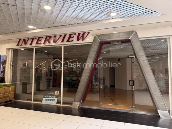 Donnez à votre activité l'adresse qu'elle mérite !

Implantez votre entreprise dans un emplacement stratégique, au cœur de la galerie marchande du Carrefour Express, bénéficiant d'un flux quotidien de clientèle.
Situé juste en face de l'entrée du supermarché, ce local commercial d'environ 90 m² offre une visibilité exceptionnelle grâce à sa large façade vitrée, idéale pour mettre en valeur votre enseigne et attirer naturellement les clients.
Spacieux, lumineux et facilement modulable, il offre de nombreuses possibilités d'aménagement pour s'adapter à votre projet professionnel.
Un local aux multiples possibilités

Ce bien est particulièrement adapté à la création d'un espace dédié à la beauté et au bien-être, permettant de réunir plusieurs professionnels sous un même toit :

- Salon de coiffure,
- Institut de beauté,
- Onglerie,
- Massage bien-être,
- Maquillage permanent,
- Extension de cils,
- Soins esthétiques...

Il conviendra également parfaitement à de nombreuses autres activités commerciales ou de services telles que :

- Agence de voyages,
- Boutique de prêt-à-porter,
- Librairie ou papeterie,
- Boutique de décoration,
- Concept store,
- Fleuriste,
- Cabinet d'assurances,
- Courtier,
- Showroom,
- Cabinet de décoration d'intérieur ou toute autre activité recevant du public (sous réserve du règlement de copropriété).

Les atouts du bien

* Emplacement n°1 face à l'entrée du Carrefour Express
* Environ 90 m² de surface
* Grande façade vitrée offrant une visibilité optimale
* Local lumineux et facilement réaménageable
* Nombreuses possibilités d'exploitation
* Parking gratuit à proximité immédiate
* Local libre de toute occupation
Une opportunité rare pour les professionnels souhaitant développer leur activité dans un environnement commerçant dynamique, avec une visibilité immédiate et un fort potentiel de fréquentation.

Contactez-moi dès aujourd'hui pour obtenir plus d'informations ou organiser une visite.