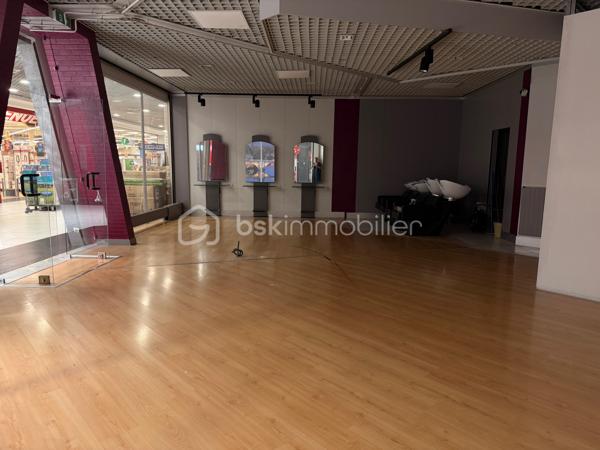 Donnez à votre activité l'adresse qu'elle mérite !

Implantez votre entreprise dans un emplacement stratégique, au cœur de la galerie marchande du Carrefour Express, bénéficiant d'un flux quotidien de clientèle.
Situé juste en face de l'entrée du supermarché, ce local commercial d'environ 90 m² offre une visibilité exceptionnelle grâce à sa large façade vitrée, idéale pour mettre en valeur votre enseigne et attirer naturellement les clients.
Spacieux, lumineux et facilement modulable, il offre de nombreuses possibilités d'aménagement pour s'adapter à votre projet professionnel.
Un local aux multiples possibilités

Ce bien est particulièrement adapté à la création d'un espace dédié à la beauté et au bien-être, permettant de réunir plusieurs professionnels sous un même toit :

- Salon de coiffure,
- Institut de beauté,
- Onglerie,
- Massage bien-être,
- Maquillage permanent,
- Extension de cils,
- Soins esthétiques...

Il conviendra également parfaitement à de nombreuses autres activités commerciales ou de services telles que :

- Agence de voyages,
- Boutique de prêt-à-porter,
- Librairie ou papeterie,
- Boutique de décoration,
- Concept store,
- Fleuriste,
- Cabinet d'assurances,
- Courtier,
- Showroom,
- Cabinet de décoration d'intérieur ou toute autre activité recevant du public (sous réserve du règlement de copropriété).

Les atouts du bien

* Emplacement n°1 face à l'entrée du Carrefour Express
* Environ 90 m² de surface
* Grande façade vitrée offrant une visibilité optimale
* Local lumineux et facilement réaménageable
* Nombreuses possibilités d'exploitation
* Parking gratuit à proximité immédiate
* Local libre de toute occupation
Une opportunité rare pour les professionnels souhaitant développer leur activité dans un environnement commerçant dynamique, avec une visibilité immédiate et un fort potentiel de fréquentation.

Contactez-moi dès aujourd'hui pour obtenir plus d'informations ou organiser une visite.
