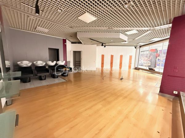 Donnez à votre activité l'adresse qu'elle mérite !

Implantez votre entreprise dans un emplacement stratégique, au cœur de la galerie marchande du Carrefour Express, bénéficiant d'un flux quotidien de clientèle.
Situé juste en face de l'entrée du supermarché, ce local commercial d'environ 90 m² offre une visibilité exceptionnelle grâce à sa large façade vitrée, idéale pour mettre en valeur votre enseigne et attirer naturellement les clients.
Spacieux, lumineux et facilement modulable, il offre de nombreuses possibilités d'aménagement pour s'adapter à votre projet professionnel.
Un local aux multiples possibilités

Ce bien est particulièrement adapté à la création d'un espace dédié à la beauté et au bien-être, permettant de réunir plusieurs professionnels sous un même toit :

- Salon de coiffure,
- Institut de beauté,
- Onglerie,
- Massage bien-être,
- Maquillage permanent,
- Extension de cils,
- Soins esthétiques...

Il conviendra également parfaitement à de nombreuses autres activités commerciales ou de services telles que :

- Agence de voyages,
- Boutique de prêt-à-porter,
- Librairie ou papeterie,
- Boutique de décoration,
- Concept store,
- Fleuriste,
- Cabinet d'assurances,
- Courtier,
- Showroom,
- Cabinet de décoration d'intérieur ou toute autre activité recevant du public (sous réserve du règlement de copropriété).

Les atouts du bien

* Emplacement n°1 face à l'entrée du Carrefour Express
* Environ 90 m² de surface
* Grande façade vitrée offrant une visibilité optimale
* Local lumineux et facilement réaménageable
* Nombreuses possibilités d'exploitation
* Parking gratuit à proximité immédiate
* Local libre de toute occupation
Une opportunité rare pour les professionnels souhaitant développer leur activité dans un environnement commerçant dynamique, avec une visibilité immédiate et un fort potentiel de fréquentation.

Contactez-moi dès aujourd'hui pour obtenir plus d'informations ou organiser une visite.