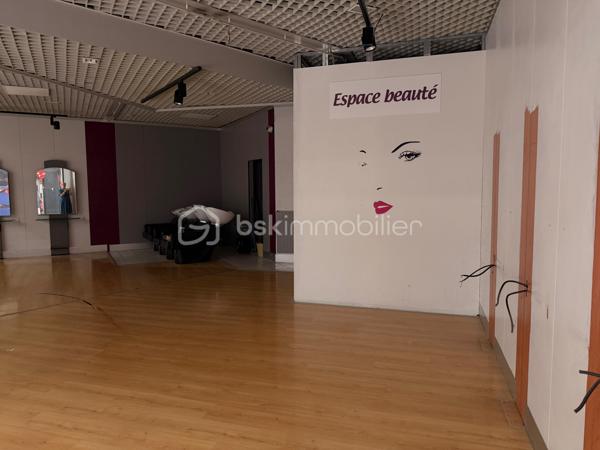 Donnez à votre activité l'adresse qu'elle mérite !

Implantez votre entreprise dans un emplacement stratégique, au cœur de la galerie marchande du Carrefour Express, bénéficiant d'un flux quotidien de clientèle.
Situé juste en face de l'entrée du supermarché, ce local commercial d'environ 90 m² offre une visibilité exceptionnelle grâce à sa large façade vitrée, idéale pour mettre en valeur votre enseigne et attirer naturellement les clients.
Spacieux, lumineux et facilement modulable, il offre de nombreuses possibilités d'aménagement pour s'adapter à votre projet professionnel.
Un local aux multiples possibilités

Ce bien est particulièrement adapté à la création d'un espace dédié à la beauté et au bien-être, permettant de réunir plusieurs professionnels sous un même toit :

- Salon de coiffure,
- Institut de beauté,
- Onglerie,
- Massage bien-être,
- Maquillage permanent,
- Extension de cils,
- Soins esthétiques...

Il conviendra également parfaitement à de nombreuses autres activités commerciales ou de services telles que :

- Agence de voyages,
- Boutique de prêt-à-porter,
- Librairie ou papeterie,
- Boutique de décoration,
- Concept store,
- Fleuriste,
- Cabinet d'assurances,
- Courtier,
- Showroom,
- Cabinet de décoration d'intérieur ou toute autre activité recevant du public (sous réserve du règlement de copropriété).

Les atouts du bien

* Emplacement n°1 face à l'entrée du Carrefour Express
* Environ 90 m² de surface
* Grande façade vitrée offrant une visibilité optimale
* Local lumineux et facilement réaménageable
* Nombreuses possibilités d'exploitation
* Parking gratuit à proximité immédiate
* Local libre de toute occupation
Une opportunité rare pour les professionnels souhaitant développer leur activité dans un environnement commerçant dynamique, avec une visibilité immédiate et un fort potentiel de fréquentation.

Contactez-moi dès aujourd'hui pour obtenir plus d'informations ou organiser une visite.