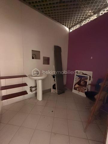 Donnez à votre activité l'adresse qu'elle mérite !

Implantez votre entreprise dans un emplacement stratégique, au cœur de la galerie marchande du Carrefour Express, bénéficiant d'un flux quotidien de clientèle.
Situé juste en face de l'entrée du supermarché, ce local commercial d'environ 90 m² offre une visibilité exceptionnelle grâce à sa large façade vitrée, idéale pour mettre en valeur votre enseigne et attirer naturellement les clients.
Spacieux, lumineux et facilement modulable, il offre de nombreuses possibilités d'aménagement pour s'adapter à votre projet professionnel.
Un local aux multiples possibilités

Ce bien est particulièrement adapté à la création d'un espace dédié à la beauté et au bien-être, permettant de réunir plusieurs professionnels sous un même toit :

- Salon de coiffure,
- Institut de beauté,
- Onglerie,
- Massage bien-être,
- Maquillage permanent,
- Extension de cils,
- Soins esthétiques...

Il conviendra également parfaitement à de nombreuses autres activités commerciales ou de services telles que :

- Agence de voyages,
- Boutique de prêt-à-porter,
- Librairie ou papeterie,
- Boutique de décoration,
- Concept store,
- Fleuriste,
- Cabinet d'assurances,
- Courtier,
- Showroom,
- Cabinet de décoration d'intérieur ou toute autre activité recevant du public (sous réserve du règlement de copropriété).

Les atouts du bien

* Emplacement n°1 face à l'entrée du Carrefour Express
* Environ 90 m² de surface
* Grande façade vitrée offrant une visibilité optimale
* Local lumineux et facilement réaménageable
* Nombreuses possibilités d'exploitation
* Parking gratuit à proximité immédiate
* Local libre de toute occupation
Une opportunité rare pour les professionnels souhaitant développer leur activité dans un environnement commerçant dynamique, avec une visibilité immédiate et un fort potentiel de fréquentation.

Contactez-moi dès aujourd'hui pour obtenir plus d'informations ou organiser une visite.