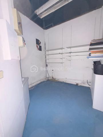 Donnez à votre activité l'adresse qu'elle mérite !

Implantez votre entreprise dans un emplacement stratégique, au cœur de la galerie marchande du Carrefour Express, bénéficiant d'un flux quotidien de clientèle.
Situé juste en face de l'entrée du supermarché, ce local commercial d'environ 90 m² offre une visibilité exceptionnelle grâce à sa large façade vitrée, idéale pour mettre en valeur votre enseigne et attirer naturellement les clients.
Spacieux, lumineux et facilement modulable, il offre de nombreuses possibilités d'aménagement pour s'adapter à votre projet professionnel.
Un local aux multiples possibilités

Ce bien est particulièrement adapté à la création d'un espace dédié à la beauté et au bien-être, permettant de réunir plusieurs professionnels sous un même toit :

- Salon de coiffure,
- Institut de beauté,
- Onglerie,
- Massage bien-être,
- Maquillage permanent,
- Extension de cils,
- Soins esthétiques...

Il conviendra également parfaitement à de nombreuses autres activités commerciales ou de services telles que :

- Agence de voyages,
- Boutique de prêt-à-porter,
- Librairie ou papeterie,
- Boutique de décoration,
- Concept store,
- Fleuriste,
- Cabinet d'assurances,
- Courtier,
- Showroom,
- Cabinet de décoration d'intérieur ou toute autre activité recevant du public (sous réserve du règlement de copropriété).

Les atouts du bien

* Emplacement n°1 face à l'entrée du Carrefour Express
* Environ 90 m² de surface
* Grande façade vitrée offrant une visibilité optimale
* Local lumineux et facilement réaménageable
* Nombreuses possibilités d'exploitation
* Parking gratuit à proximité immédiate
* Local libre de toute occupation
Une opportunité rare pour les professionnels souhaitant développer leur activité dans un environnement commerçant dynamique, avec une visibilité immédiate et un fort potentiel de fréquentation.

Contactez-moi dès aujourd'hui pour obtenir plus d'informations ou organiser une visite.