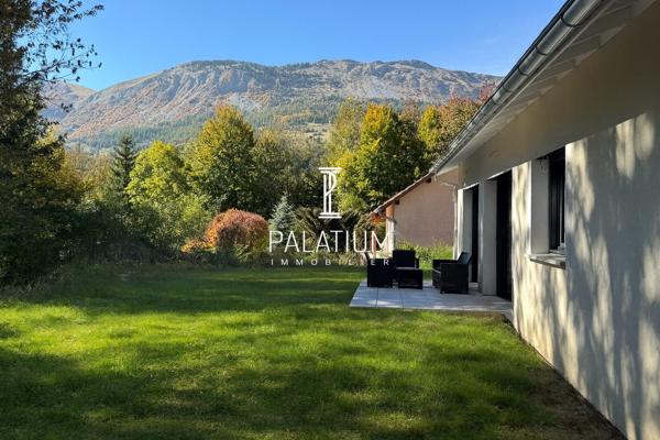 Maison contemporaine de plain-pied – 4 chambres – vue montagne et cadre verdoyant