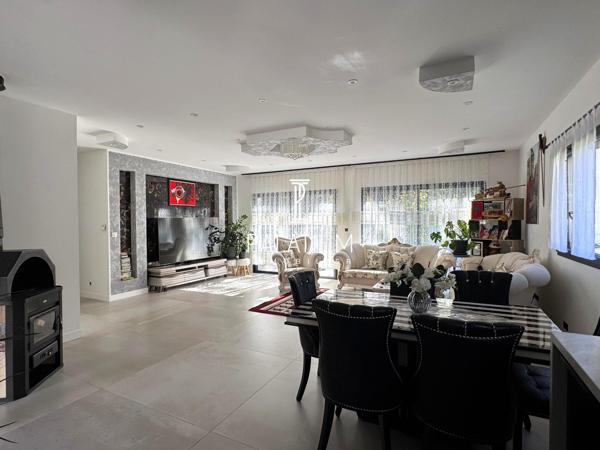Maison contemporaine de plain-pied – 4 chambres – vue montagne et cadre verdoyant
