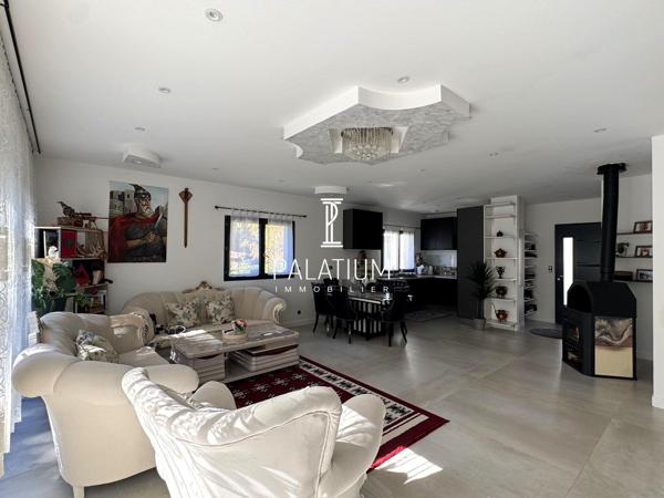 Maison contemporaine de plain-pied – 4 chambres – vue montagne et cadre verdoyant