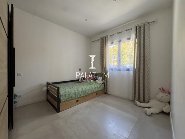 Maison contemporaine de plain-pied – 4 chambres – vue montagne et cadre verdoyant