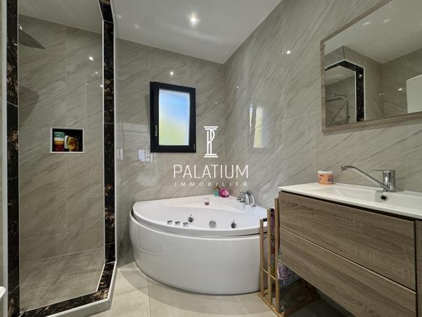 Maison contemporaine de plain-pied – 4 chambres – vue montagne et cadre verdoyant