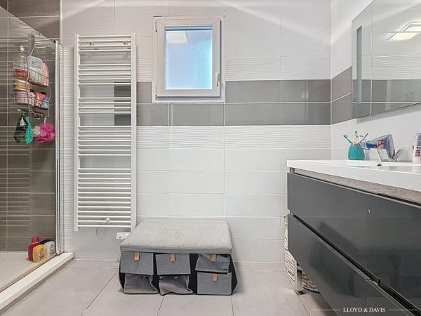 Maison contemporaine de plain-pied 3 chambres, garage, jardin