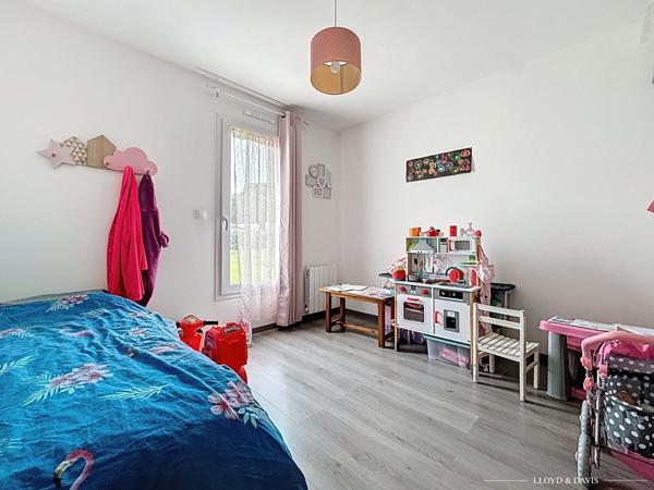 Maison contemporaine de plain-pied 3 chambres, garage, jardin