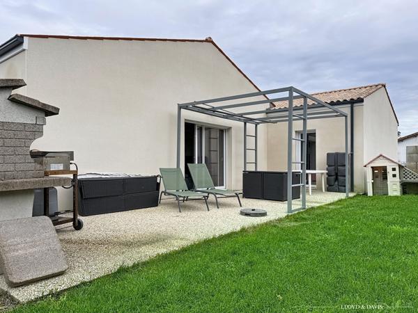 Maison contemporaine de plain-pied 3 chambres, garage, jardin