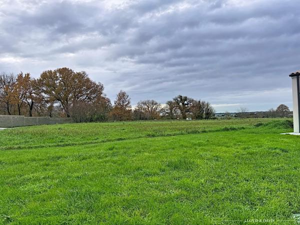 Maison contemporaine de plain-pied 3 chambres, garage, jardin