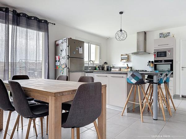 Maison contemporaine de plain-pied 3 chambres, garage, jardin