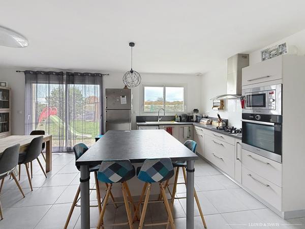 Maison contemporaine de plain-pied 3 chambres, garage, jardin