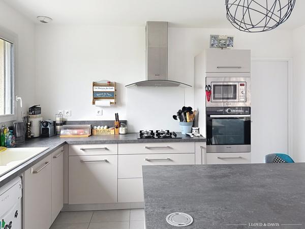 Maison contemporaine de plain-pied 3 chambres, garage, jardin