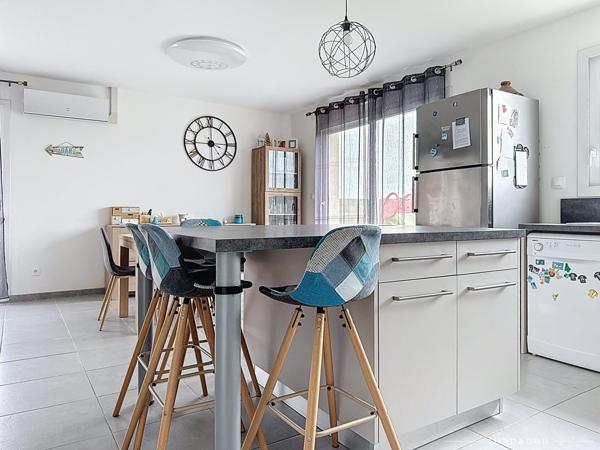 Maison contemporaine de plain-pied 3 chambres, garage, jardin