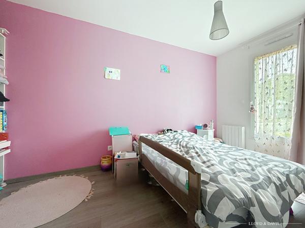 Maison contemporaine de plain-pied 3 chambres, garage, jardin