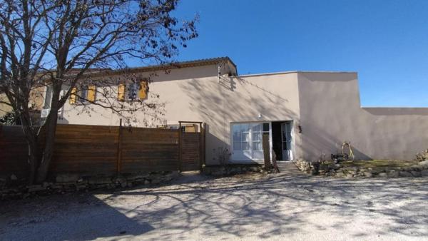 Ensemble immobilier de 2 maisons d'environ 144 m² habitable avec jardin
