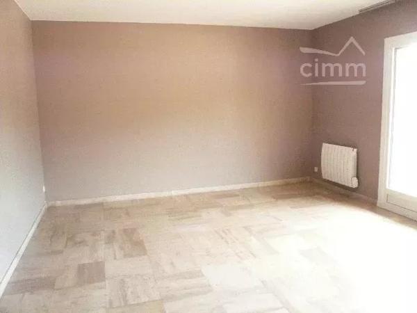 APPARTEMENT F4 de 89.24 m2 dans résidence. 4ème et dernier étage avec ascenseur.