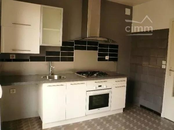 APPARTEMENT F4 de 89.24 m2 dans résidence. 4ème et dernier étage avec ascenseur.