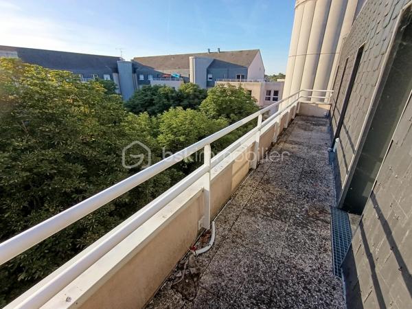 Découvrez votre nouveau chez-vous dans cet appartement T2, niché au dernier étage d'un immeuble construit en 1988. Profitez de la commodité urbaine avec un espace de vie de 53m², parfait pour ceux en quête de confort moderne.

Cet appartement de 2 pièces vous offre un espace de vie ouvert et lumineux, complété par un balcon privatif offrant une vue agréable. Bénéficiez également d'un emplacement de parking réservé. Les charges annuelles de copropriété s'élèvent à 1040€ seulement, garantissant un maintien parfait des parties communes.

À proximité, retrouvez tous les services nécessaires ainsi que des transports publics facilitant vos déplacements. Faites de cet appartement votre espace de sérénité au cœur de l'action! contactez LOIC AUGUSTE pour une visite.