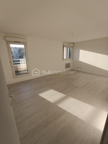 Découvrez votre nouveau chez-vous dans cet appartement T2, niché au dernier étage d'un immeuble construit en 1988. Profitez de la commodité urbaine avec un espace de vie de 53m², parfait pour ceux en quête de confort moderne.

Cet appartement de 2 pièces vous offre un espace de vie ouvert et lumineux, complété par un balcon privatif offrant une vue agréable. Bénéficiez également d'un emplacement de parking réservé. Les charges annuelles de copropriété s'élèvent à 1040€ seulement, garantissant un maintien parfait des parties communes.

À proximité, retrouvez tous les services nécessaires ainsi que des transports publics facilitant vos déplacements. Faites de cet appartement votre espace de sérénité au cœur de l'action! contactez LOIC AUGUSTE pour une visite.