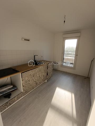 Découvrez votre nouveau chez-vous dans cet appartement T2, niché au dernier étage d'un immeuble construit en 1988. Profitez de la commodité urbaine avec un espace de vie de 53m², parfait pour ceux en quête de confort moderne.

Cet appartement de 2 pièces vous offre un espace de vie ouvert et lumineux, complété par un balcon privatif offrant une vue agréable. Bénéficiez également d'un emplacement de parking réservé. Les charges annuelles de copropriété s'élèvent à 1040€ seulement, garantissant un maintien parfait des parties communes.

À proximité, retrouvez tous les services nécessaires ainsi que des transports publics facilitant vos déplacements. Faites de cet appartement votre espace de sérénité au cœur de l'action! contactez LOIC AUGUSTE pour une visite.