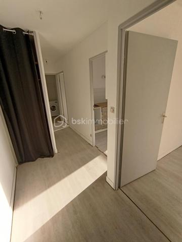 Découvrez votre nouveau chez-vous dans cet appartement T2, niché au dernier étage d'un immeuble construit en 1988. Profitez de la commodité urbaine avec un espace de vie de 53m², parfait pour ceux en quête de confort moderne.

Cet appartement de 2 pièces vous offre un espace de vie ouvert et lumineux, complété par un balcon privatif offrant une vue agréable. Bénéficiez également d'un emplacement de parking réservé. Les charges annuelles de copropriété s'élèvent à 1040€ seulement, garantissant un maintien parfait des parties communes.

À proximité, retrouvez tous les services nécessaires ainsi que des transports publics facilitant vos déplacements. Faites de cet appartement votre espace de sérénité au cœur de l'action! contactez LOIC AUGUSTE pour une visite.