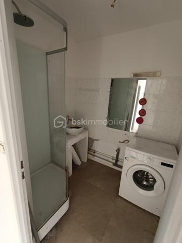 Découvrez votre nouveau chez-vous dans cet appartement T2, niché au dernier étage d'un immeuble construit en 1988. Profitez de la commodité urbaine avec un espace de vie de 53m², parfait pour ceux en quête de confort moderne.

Cet appartement de 2 pièces vous offre un espace de vie ouvert et lumineux, complété par un balcon privatif offrant une vue agréable. Bénéficiez également d'un emplacement de parking réservé. Les charges annuelles de copropriété s'élèvent à 1040€ seulement, garantissant un maintien parfait des parties communes.

À proximité, retrouvez tous les services nécessaires ainsi que des transports publics facilitant vos déplacements. Faites de cet appartement votre espace de sérénité au cœur de l'action! contactez LOIC AUGUSTE pour une visite.