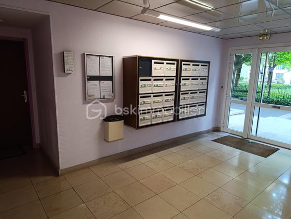 Découvrez votre nouveau chez-vous dans cet appartement T2, niché au dernier étage d'un immeuble construit en 1988. Profitez de la commodité urbaine avec un espace de vie de 53m², parfait pour ceux en quête de confort moderne.

Cet appartement de 2 pièces vous offre un espace de vie ouvert et lumineux, complété par un balcon privatif offrant une vue agréable. Bénéficiez également d'un emplacement de parking réservé. Les charges annuelles de copropriété s'élèvent à 1040€ seulement, garantissant un maintien parfait des parties communes.

À proximité, retrouvez tous les services nécessaires ainsi que des transports publics facilitant vos déplacements. Faites de cet appartement votre espace de sérénité au cœur de l'action! contactez LOIC AUGUSTE pour une visite.