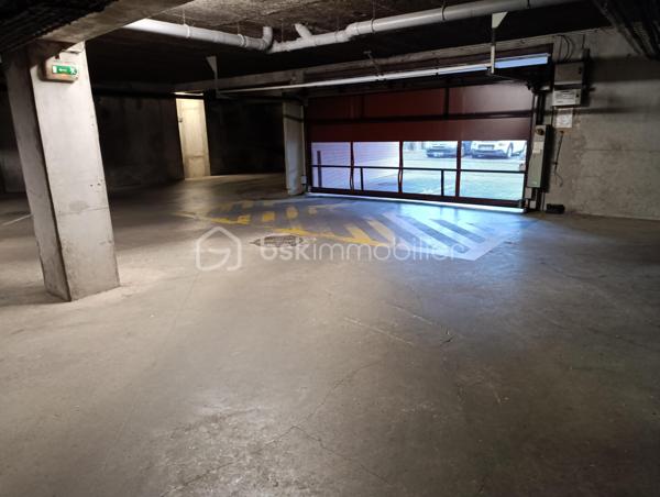 Découvrez votre nouveau chez-vous dans cet appartement T2, niché au dernier étage d'un immeuble construit en 1988. Profitez de la commodité urbaine avec un espace de vie de 53m², parfait pour ceux en quête de confort moderne.

Cet appartement de 2 pièces vous offre un espace de vie ouvert et lumineux, complété par un balcon privatif offrant une vue agréable. Bénéficiez également d'un emplacement de parking réservé. Les charges annuelles de copropriété s'élèvent à 1040€ seulement, garantissant un maintien parfait des parties communes.

À proximité, retrouvez tous les services nécessaires ainsi que des transports publics facilitant vos déplacements. Faites de cet appartement votre espace de sérénité au cœur de l'action! contactez LOIC AUGUSTE pour une visite.