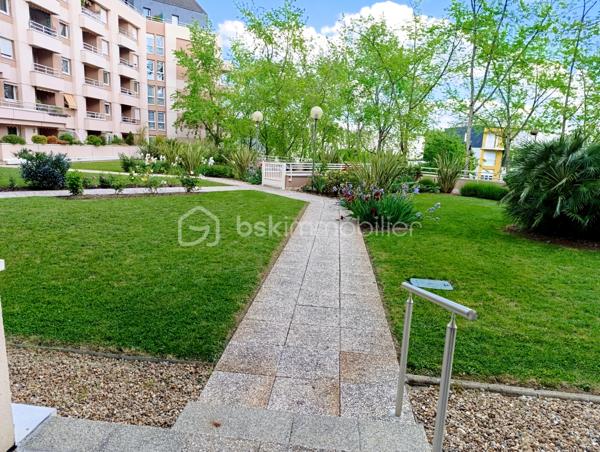 Découvrez votre nouveau chez-vous dans cet appartement T2, niché au dernier étage d'un immeuble construit en 1988. Profitez de la commodité urbaine avec un espace de vie de 53m², parfait pour ceux en quête de confort moderne.

Cet appartement de 2 pièces vous offre un espace de vie ouvert et lumineux, complété par un balcon privatif offrant une vue agréable. Bénéficiez également d'un emplacement de parking réservé. Les charges annuelles de copropriété s'élèvent à 1040€ seulement, garantissant un maintien parfait des parties communes.

À proximité, retrouvez tous les services nécessaires ainsi que des transports publics facilitant vos déplacements. Faites de cet appartement votre espace de sérénité au cœur de l'action! contactez LOIC AUGUSTE pour une visite.