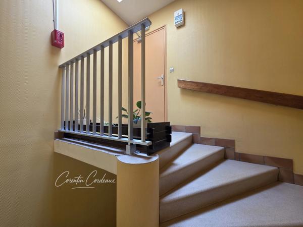 Appartement F3 lumineux au dernier étage avec loggia plein ouest, parking et cave