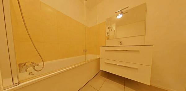 STUDIO A LOUER - LYON 7EME ARRONDISSEMENT Tony Garnier 32.5 m 2 580 € charges comprises par mois