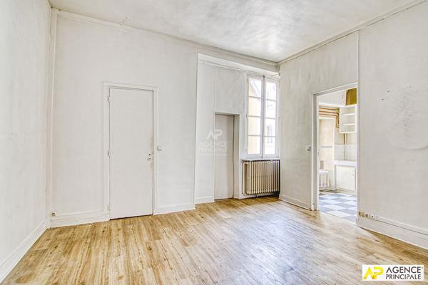 Versailles Notre-Dame Appartement 4 pièces 64 m² carrez situé au 3ème et dernier étage avec greniers et cave €466 000 ** - Référence 25833