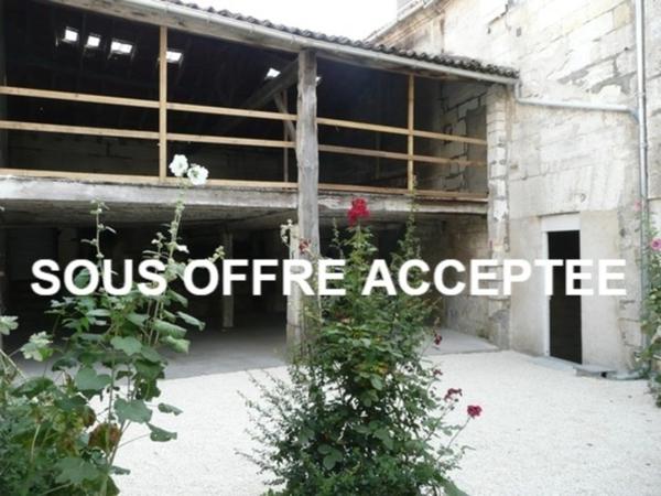 Immeuble de rapport proposant 9 logements : 4 studio, 3 T2, 1 T1bis et un T3 avec vue sur patio